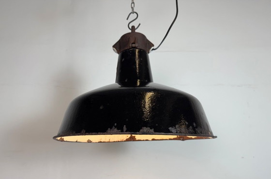 Image 1 of Industriële zwarte geëmailleerde fabriekslamp met gietijzeren bovenkant, jaren 50