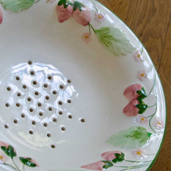 Image 1 of Cofanetto vintage in terracotta raffigurante fragole selvatiche