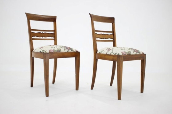 Image 1 of Een paar gerestaureerde Tsjechoslowaakse walnotenhouten stoelen uit de jaren 50, bekleed met bloemenstof.