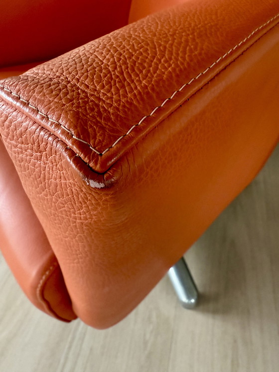 Image 1 of Fauteuil pivotant orange en cuir