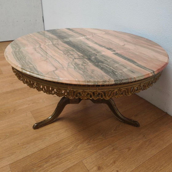 Table basse ronde de style Régence avec plateau en marbre onyx. – Tables basses, Marble, Brass (photo 4 of 13)