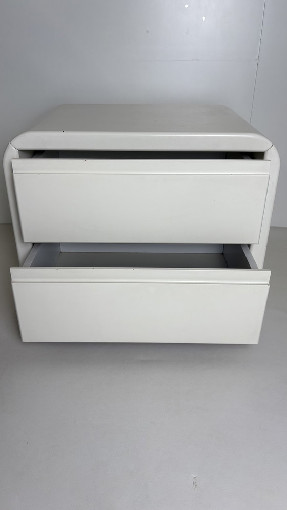 Image 1 of 2 comodini vintage in legno massiccio Space Age bianco con cassetti su rotelle