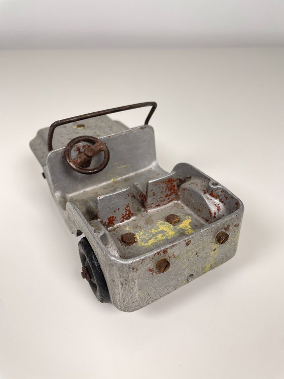 Image 1 of Coppia di Jeep giocattolo d'epoca, una macchina aperta degli anni '60 e una Jeep militare in metallo degli anni '40