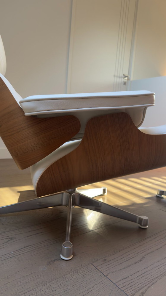 Fauteuil et repose-pieds Vitra Eames en noyer et cuir blanc – Chaises & fauteuils, Leather, Metal (photo 6 of 18)