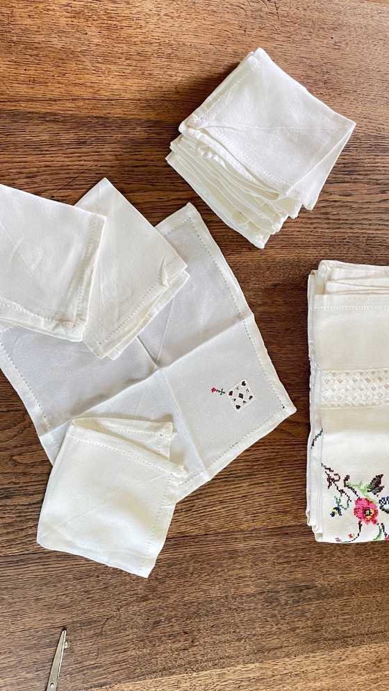 Image 1 of Rectangular embroidered tablecloth + 12 vintage napkins