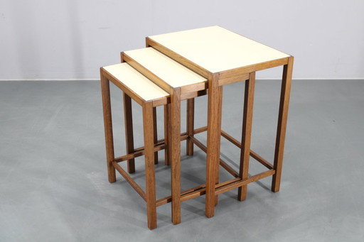 Tables gigognes Art déco des années 1940 avec plateau en verre opaque, Tchécoslovaquie