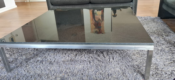 Image 1 of Table basse design avec plateau en granit noir et structure en acier inoxydable brossé