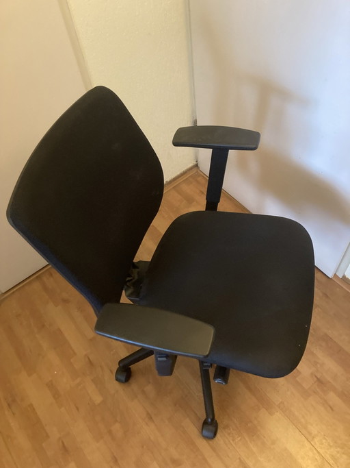 Verstellbarer Bürostuhl in ausgezeichnetem Zustand