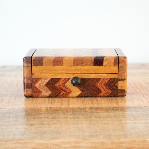 Scatola vintage in legno con intarsio a spina di pesce
