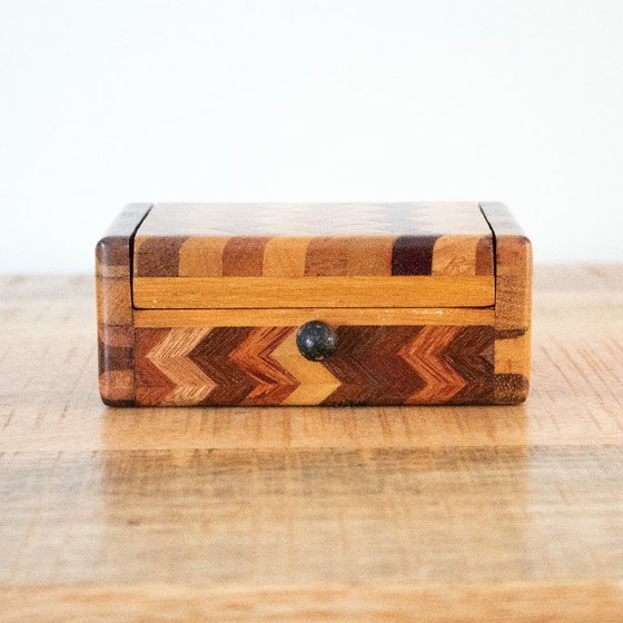 Image 1 of Scatola vintage in legno con intarsio a spina di pesce