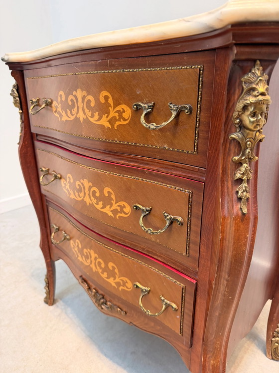 Image 1 of Comò francese in stile Luigi XV con intarsi e piano in marmo.
