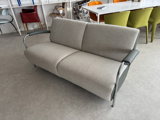 Sofá Leolux Scylla de 2,5 plazas. Diseño: Gerard Vollenbrock. Fabricado en tela combinada con piel.