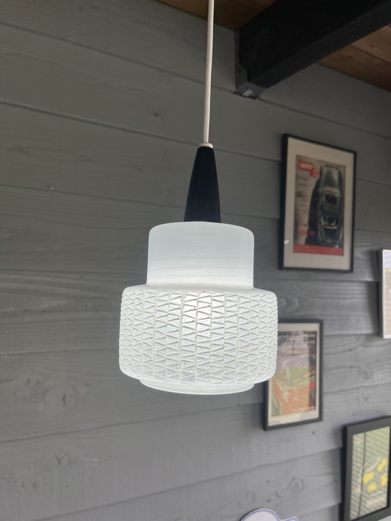 Image 1 of Lampada a sospensione vintage francese in opalino bianco/nero, stile metà secolo.