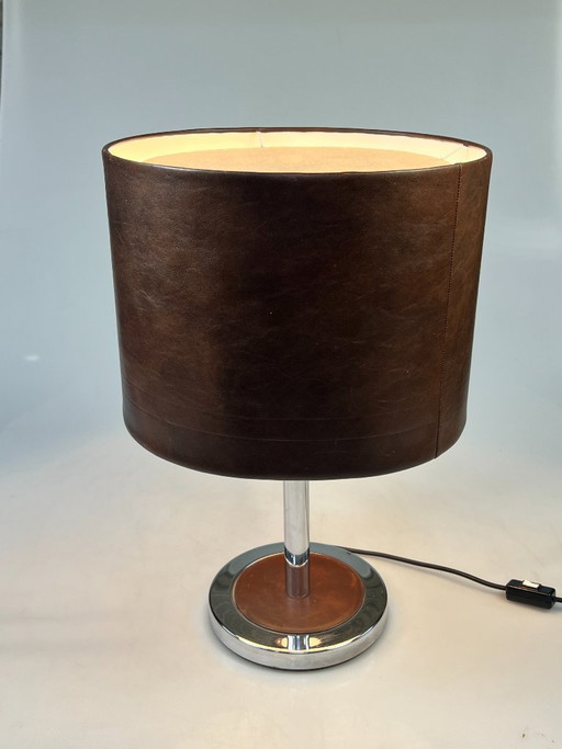 Lampe de table/lampe de chevet vintage, pied chromé et abat-jour en cuir. Années 1970