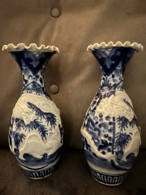 2 antieke blauw witte Japanse Imari vazen 26cm met bewerkingen op het porselein 