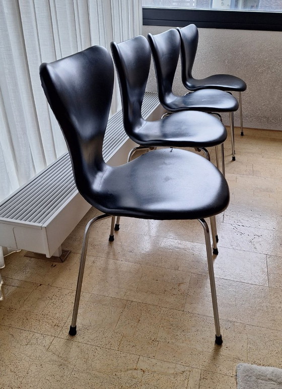 Image 1 of 4 x vintage Fritz Hansen butterfly chair black leatherette