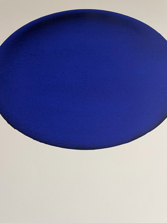 Image 1 of Yves Klein (1928-1962), Disque Bleu, IKB 54, 1957, copyright VG Bild-Kunst, Bonn 1997, gedrukt in Duitsland.