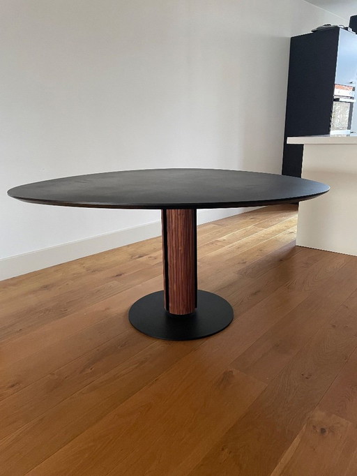 Compact dining table with organic top (seen at VT wonen)