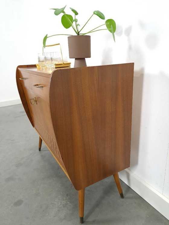 Image 1 of Kastje met geblokt fineer en messing grepen en poten