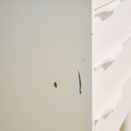 Image 1 of Mk9920 Table de nuit peinte en blanc avec trois tiroirs