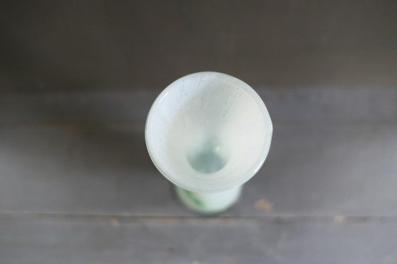 Image 1 of Vase Vintage en verre blanc vert