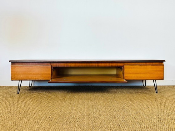 Image 1 of Aparador bajo escandinavo de teca con patas de horquilla, 1960.