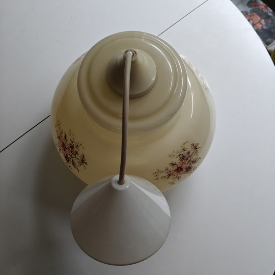 Image 1 of Suspension vintage en verre opalin à motif floral, style cottage des années 1970