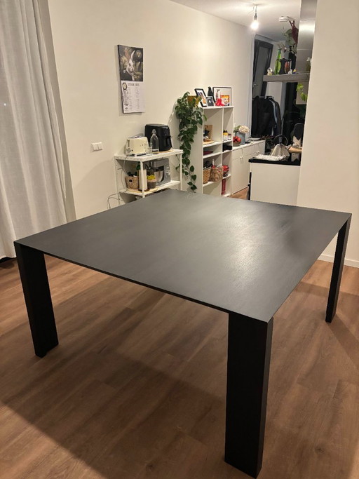 Mesa de comedor de diseño cuadrada