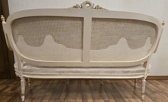 Image 1 of Salonsuite in verguld hout in Lodewijk XVI-stijl: bank, 4 fauteuils en 3 onyxtafels