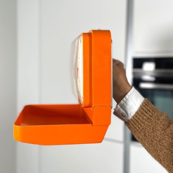 Image 1 of Vintage Oranje Vendex Duitse keukenweegschaal voor wandmontage