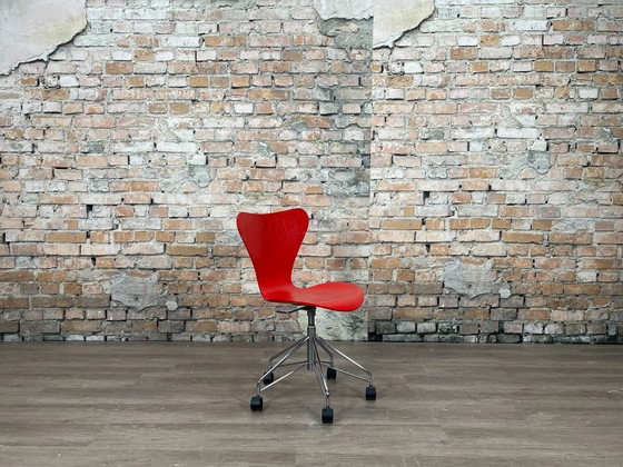 Image 1 of Fritz Hansen Butterfly red