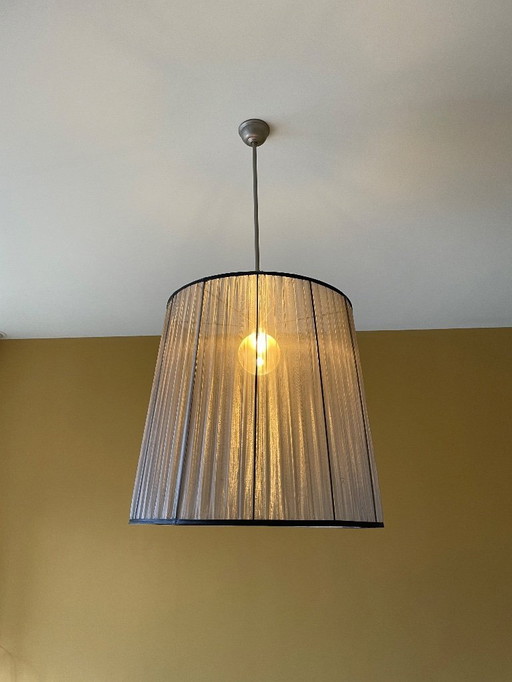 Grote hanglamp met geplisseerde semitransparante kap
