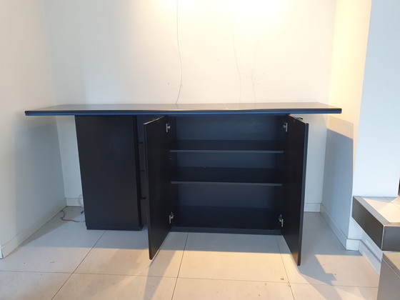 Image 1 of Uniek ontwerp zwarte Pastoe dressoirkast, met blauw accent