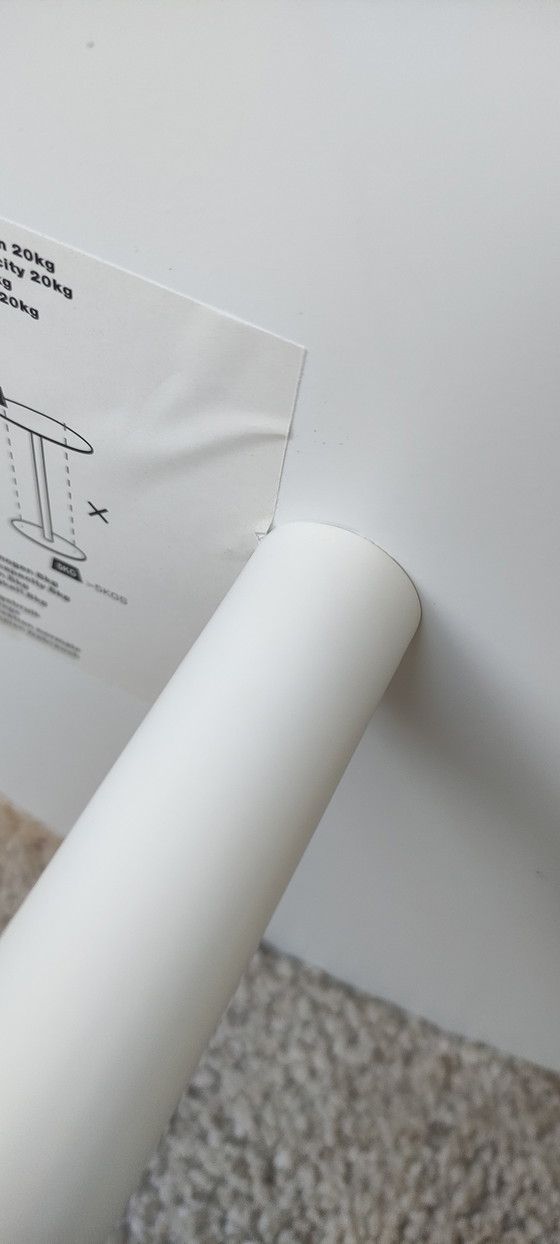 Image 1 of Table d'appoint moderne blanche en acier