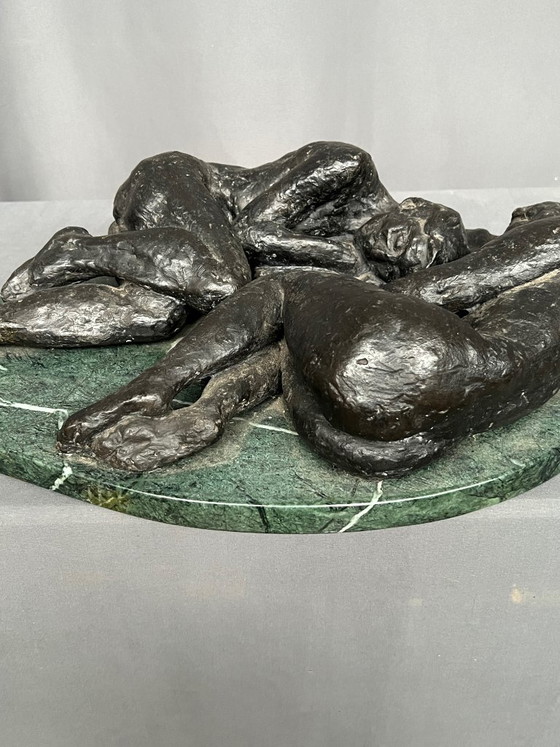 Bronze sculpture of three reclining figures on marble base, Green, Figuratief (photo 8 of 8)