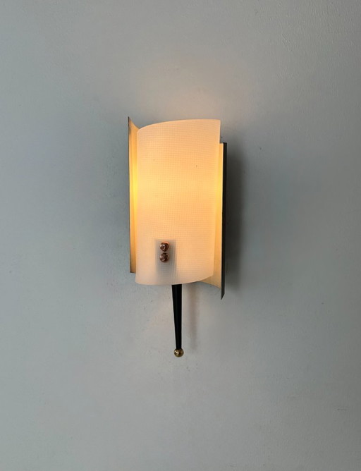 Vintage Jaques Biny wandlamp, zwart messing en perpex, Frankrijk 1960