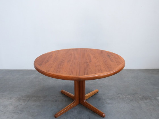 Image 1 of Vintage eettafel van teakhout, Deense stijl uit het midden van de 20e eeuw.