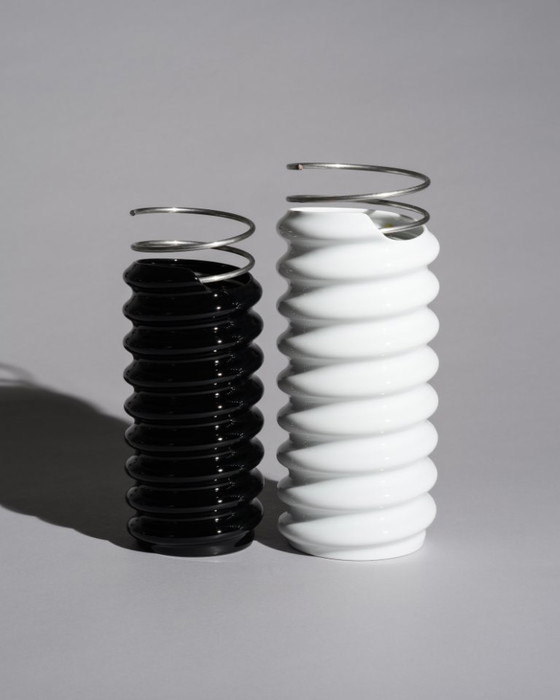 Image 1 of Duo de vases d'artiste en porcelaine blanche et noire « Rigoletto » de Rosenthal Spiral, par Ron Arad