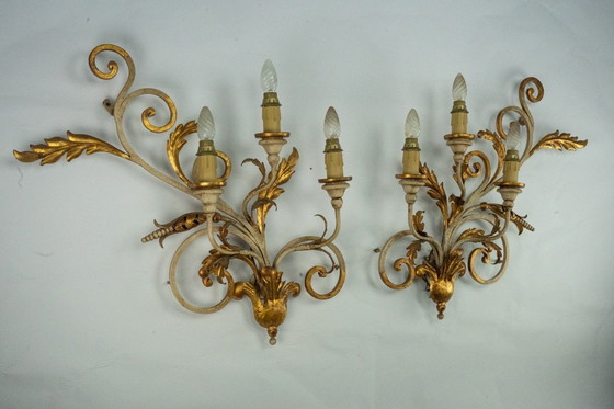Image 1 of Coppia di grandi lampade da parete floreali in metallo dorato e laccato. Italia anni '60