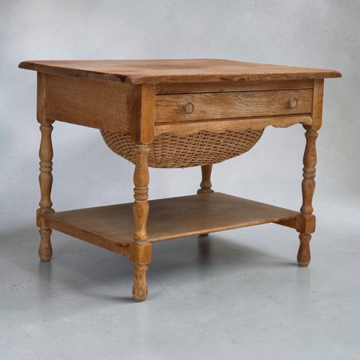 Años 70, Mesa auxiliar escandinava con cajones, madera maciza de roble, ratán.