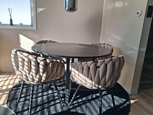Prachtige marmeren tafel met industrieël onderstel.