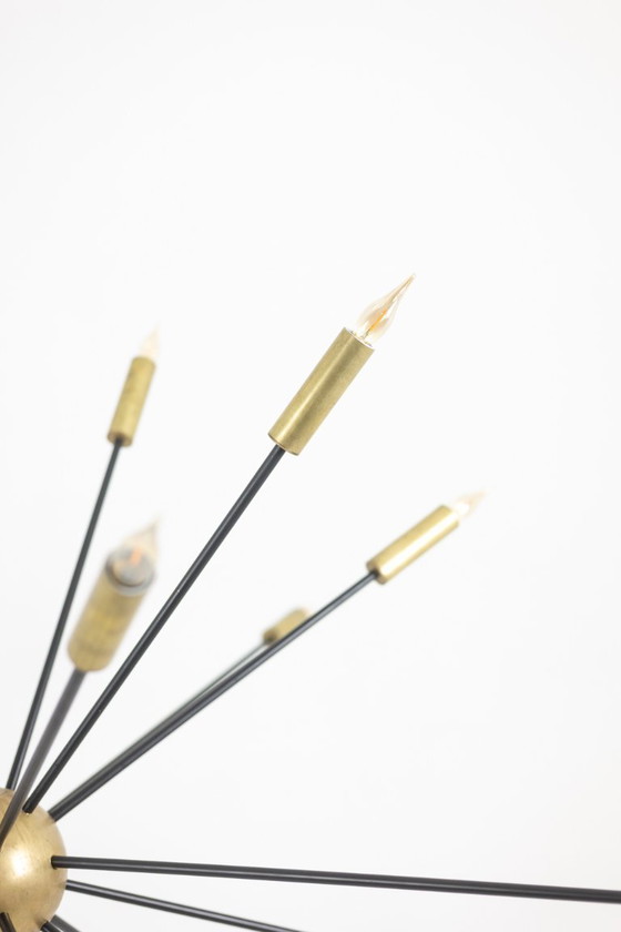Image 1 of Lampadario a forma di Sputnik in ottone dorato patinato e lacca nera. Contemporaneo.