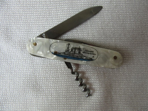 Coltello tascabile con incisione su madreperla raffigurante la nave tedesca Linienschiff Schleswig Holstein, cimelio marittimo.
