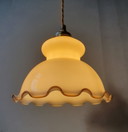 Vintage kleine glazen hanglamp met decoratie rand in bruintint. 
