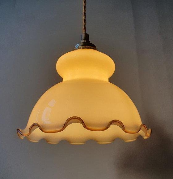 Image 1 of Vintage kleine glazen hanglamp met decoratie rand in bruintint. 