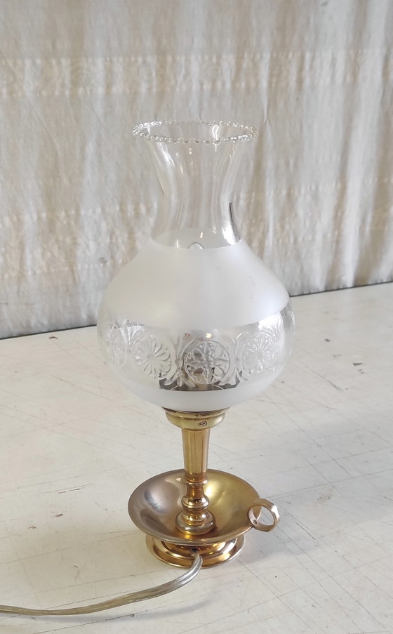 Image 1 of Lámpara de mesa de latón dorado y cristal - mediados del siglo XX