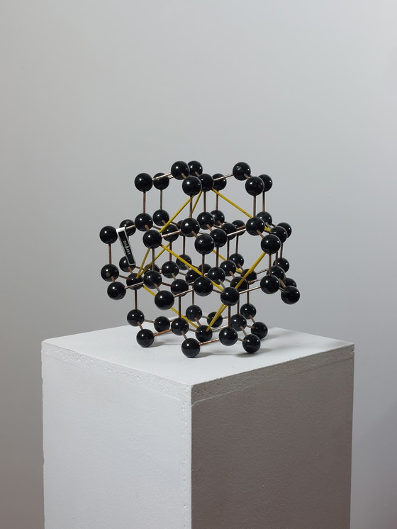 Image 1 of Ancien modèle structural, outil pédagogique de chimie, atomes, République tchèque, diamant