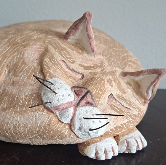 Image 1 of Sculpture en céramique d'un chat enroulé sur lui-même