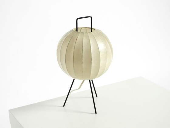 Image 1 of Rarissima e bellissima lampada da tavolo a bozzolo con treppiede in stile Mid-Century Modern.
