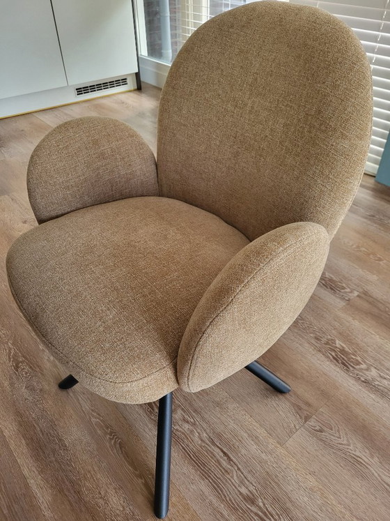 Image 1 of Juego de comedor completamente nuevo con cuatro sillas giratorias.